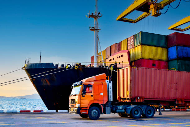 Xe đầu kéo container vận chuyển đến 32 tấn